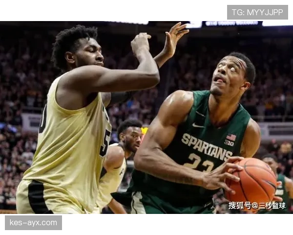 内线核心摩西·马龙利用强力掩护提升队友效率拉开禁区防守差距